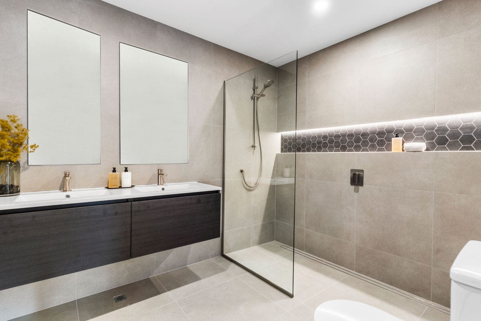 Luxury Home & Income (16)